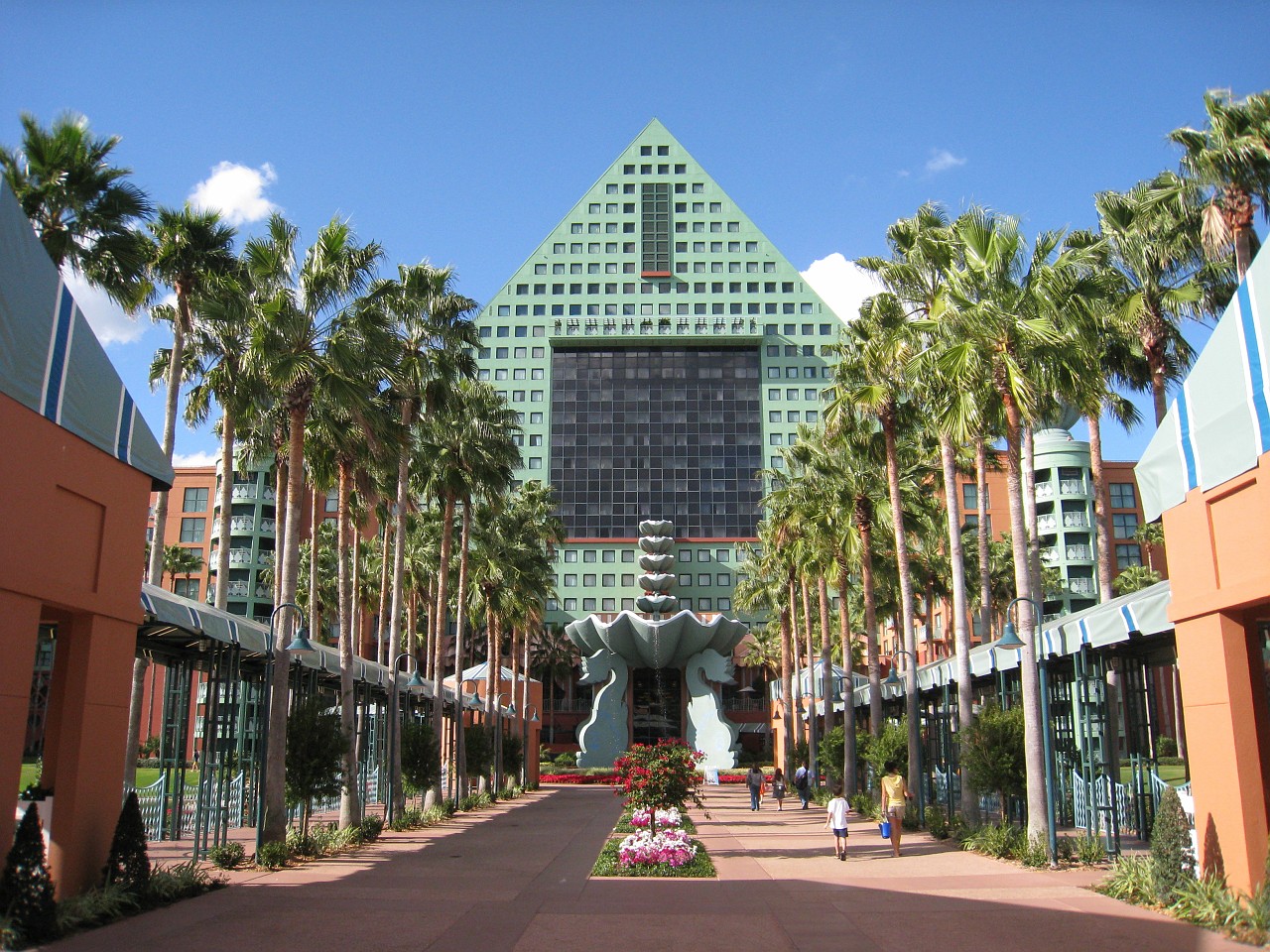 Vacation 2007-12 - Beaches Disney Hotels 0544.jpg - On the 2007-08 Florida vacation we visited beaches from Fort Myers to Sanibel Island sampling local food along the way. Green water and white sugar beaches! Arriving at Disney World we visited several of the theme resorts.